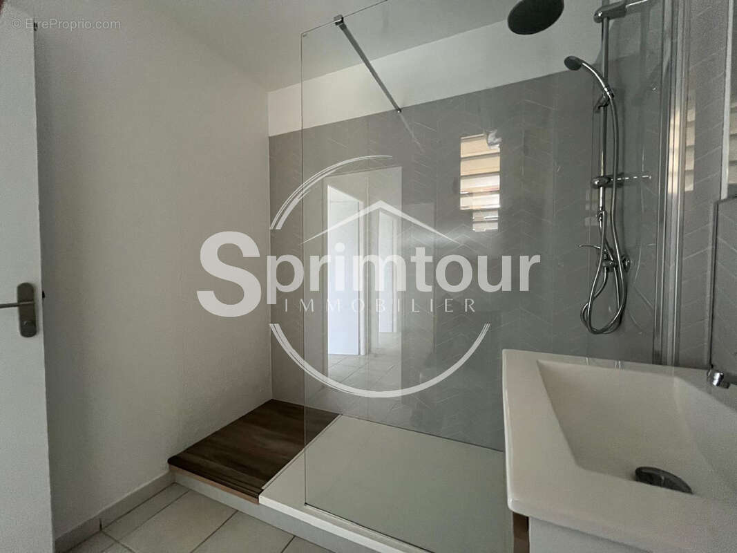 SAINT-CLAUDE - Appartement T3 rénové avec terrasse dans une résidence sécurisée avec piscine - photo 15