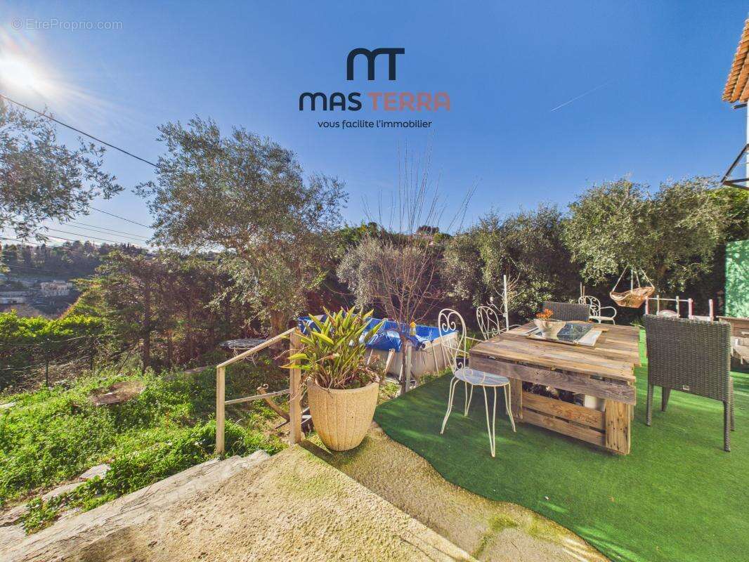 Maison à CHATEAUNEUF-GRASSE