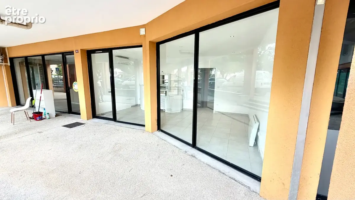 Local commercial emplacement 1 er ordre. - photo 12