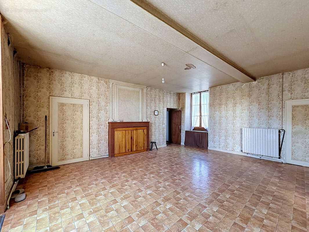 SECTEUR RUFFEC Très beau logis et ses dépendances à rénover - photo 7