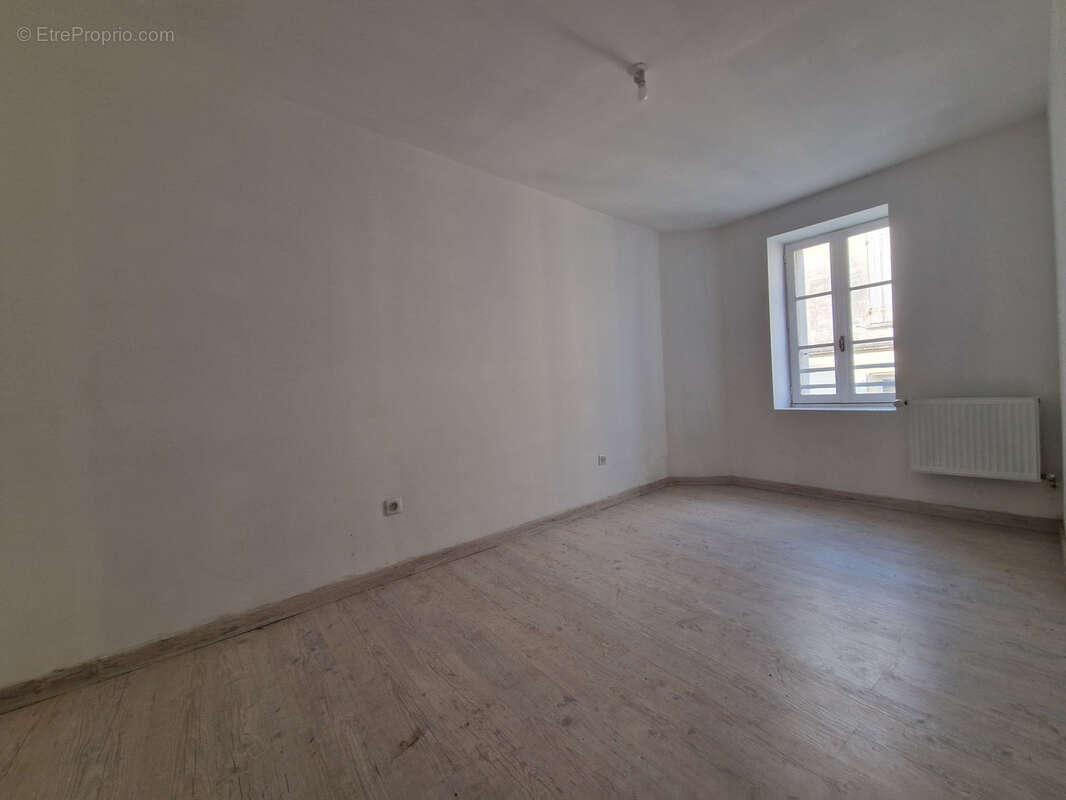 Appartement à BARBEZIEUX-SAINT-HILAIRE