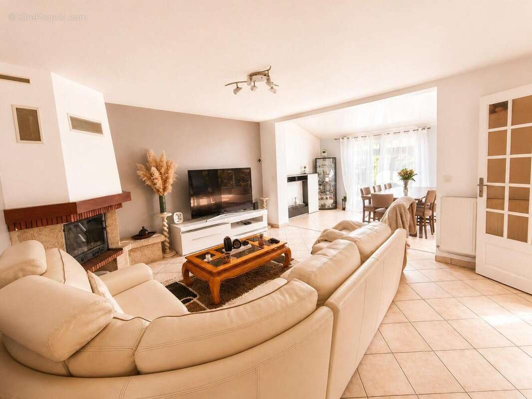 Maison 187 m² à Magny-Le-Hongre  - photo 4