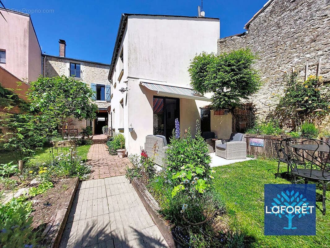 Maison de caractère en pierre en hyper-centre  Jardin, piscine, garage et espace commercial - photo 14