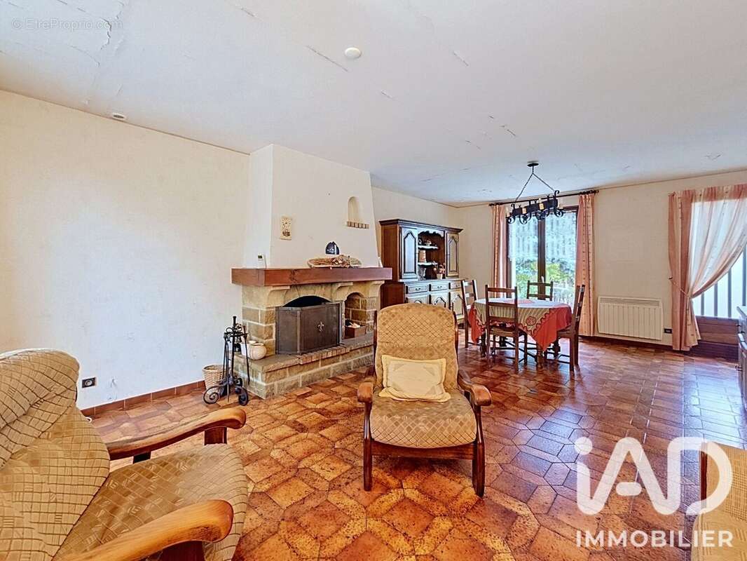 Maison 164 m² à Saint-Julien-Du-Sault  - photo 6