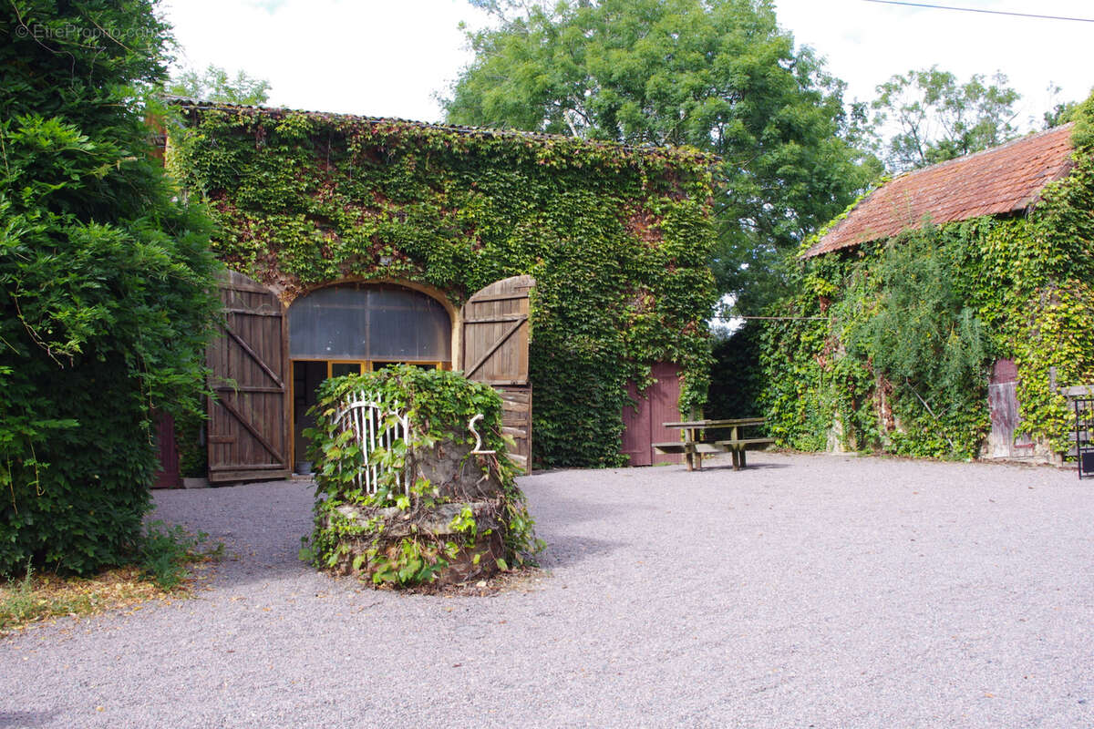 7 kms de Charlieu corps de ferme sur 5 hectares - photo 5