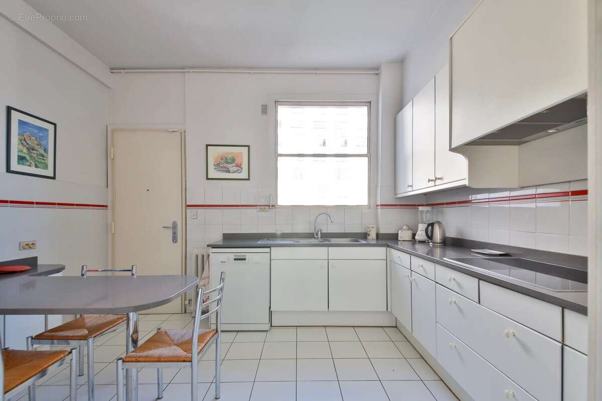 Appartement à PARIS-16E