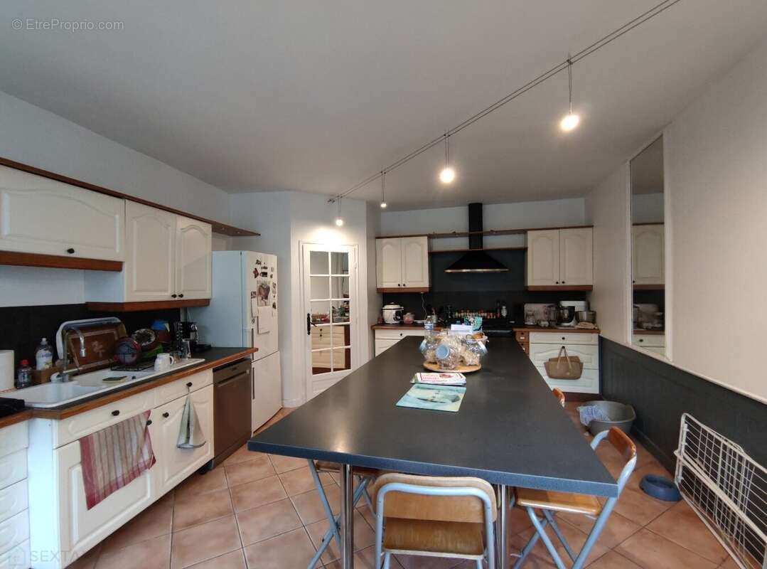 Belle demeure de 446 m² hab datant du 13ème et 17ème siécle avec nombreuses dépendances - photo 6