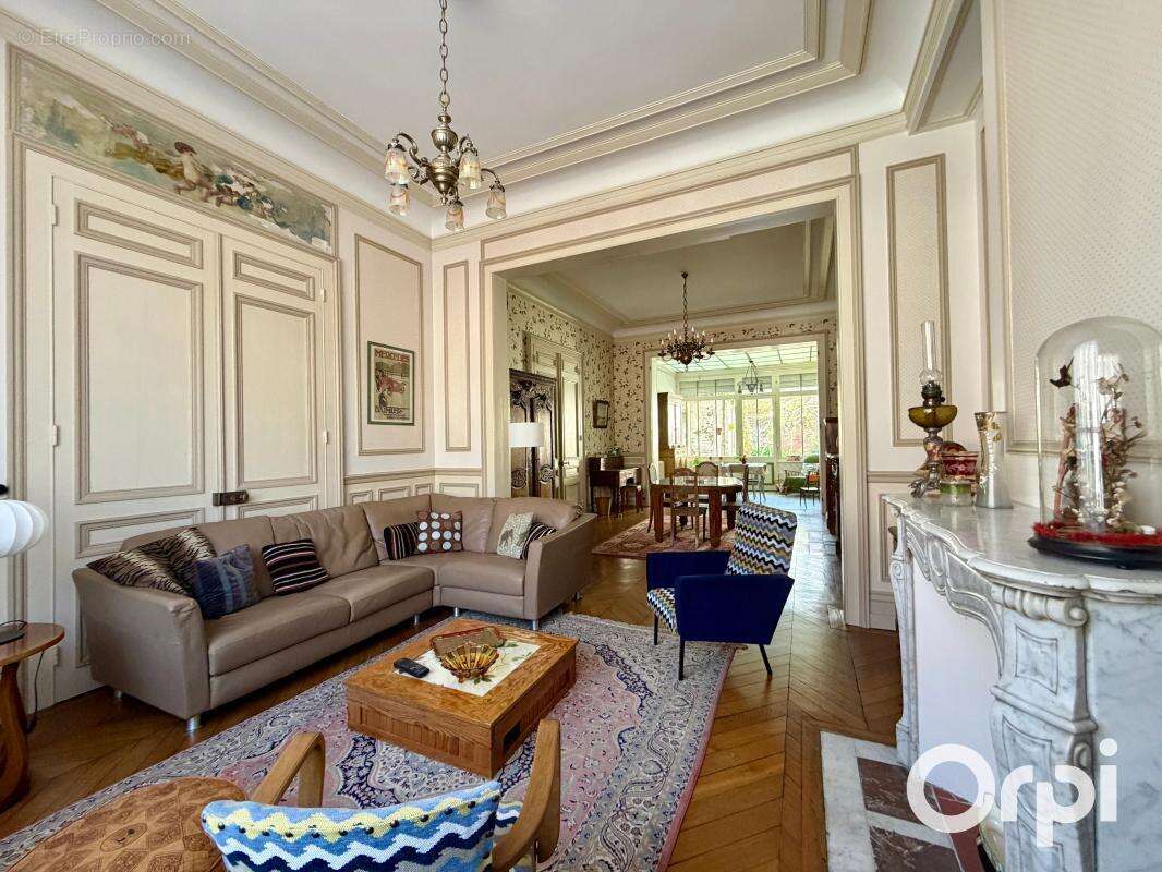  Quartier Théâtre, superbe maison Bourgeoise d'environ 200m² avec Jardin Sud sans vis-à-vis et Garage ! - photo 3