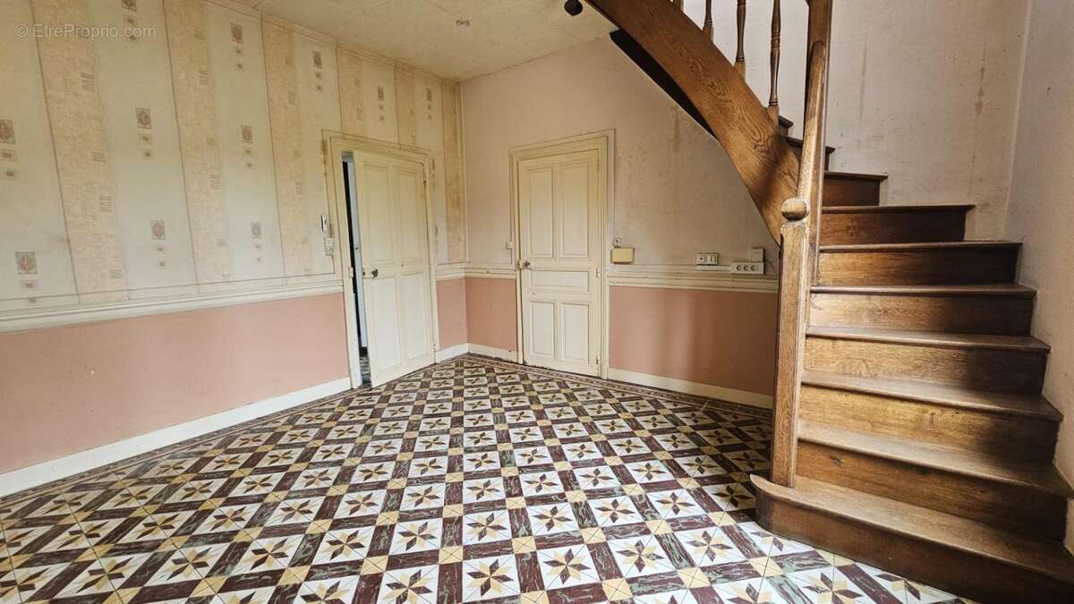 Maison de charme – Centre-ville – Idéal primo-accédant / investisseur / retraités NOYANT (49) - photo 6