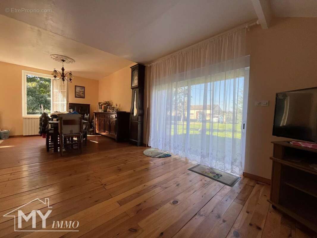 Maison à SAINT-SEURIN-DE-PRATS