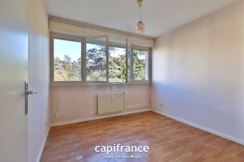 SAINTE FOY LES LYON - Bd de l'Europe- Appartement T3 de 68m² avec balcon, place de stationnement extérieure et cave - photo 11