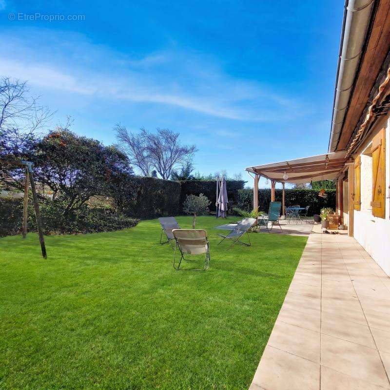 Maison - Plain pied - 3 Chambres - Garage - Jardin entièrement plat - Au calme - Proche centre village - photo 8