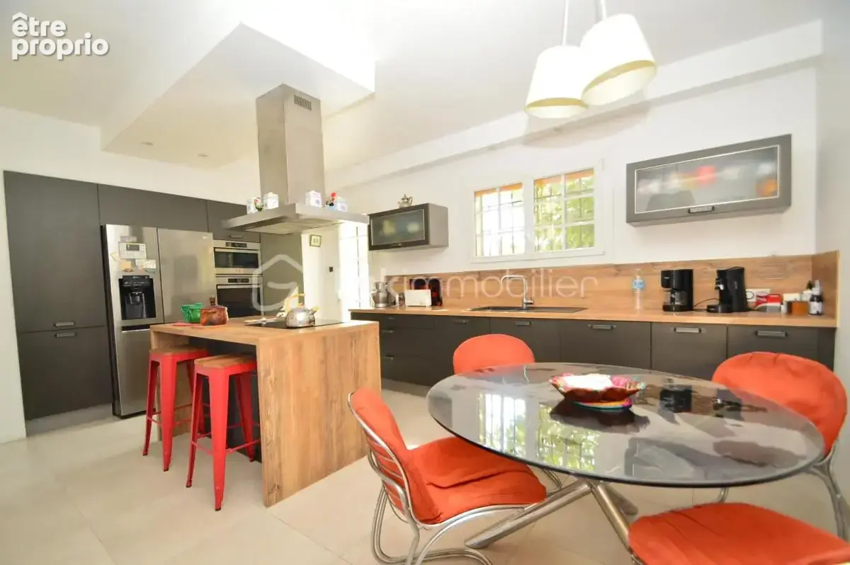 Belle villa familiale avec piscine, 151 m² et carport - photo 8