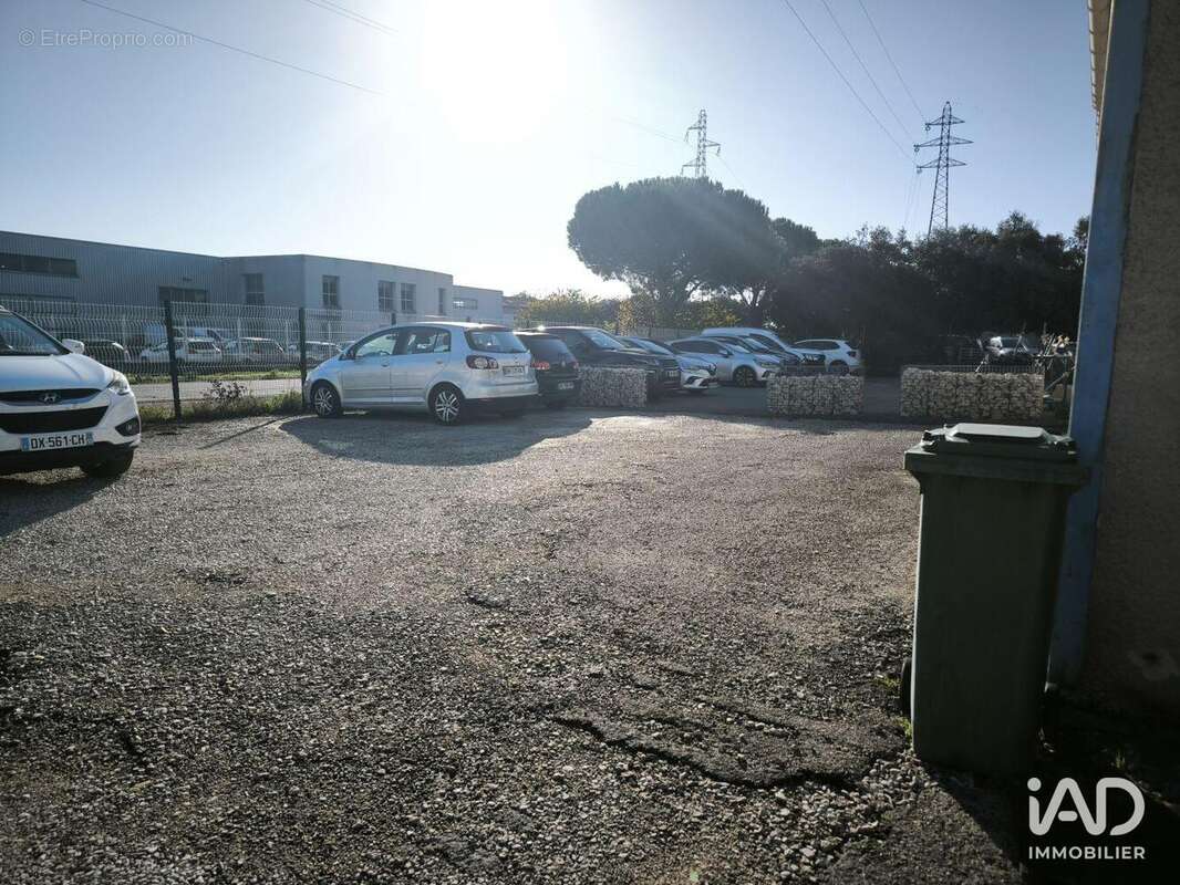 Photo 2 - Commerce à SORGUES