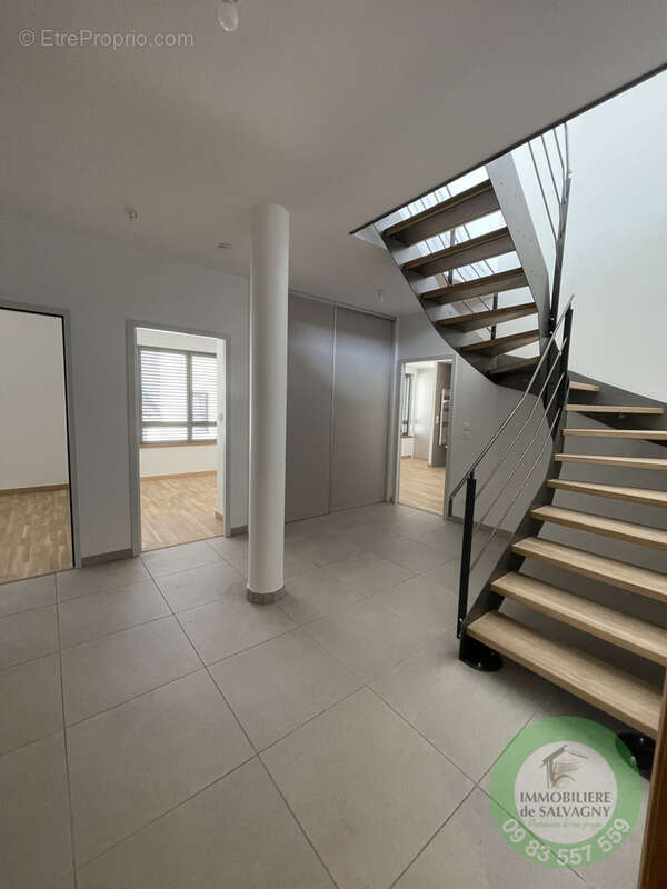 Appartement à LA TOUR-DE-SALVAGNY