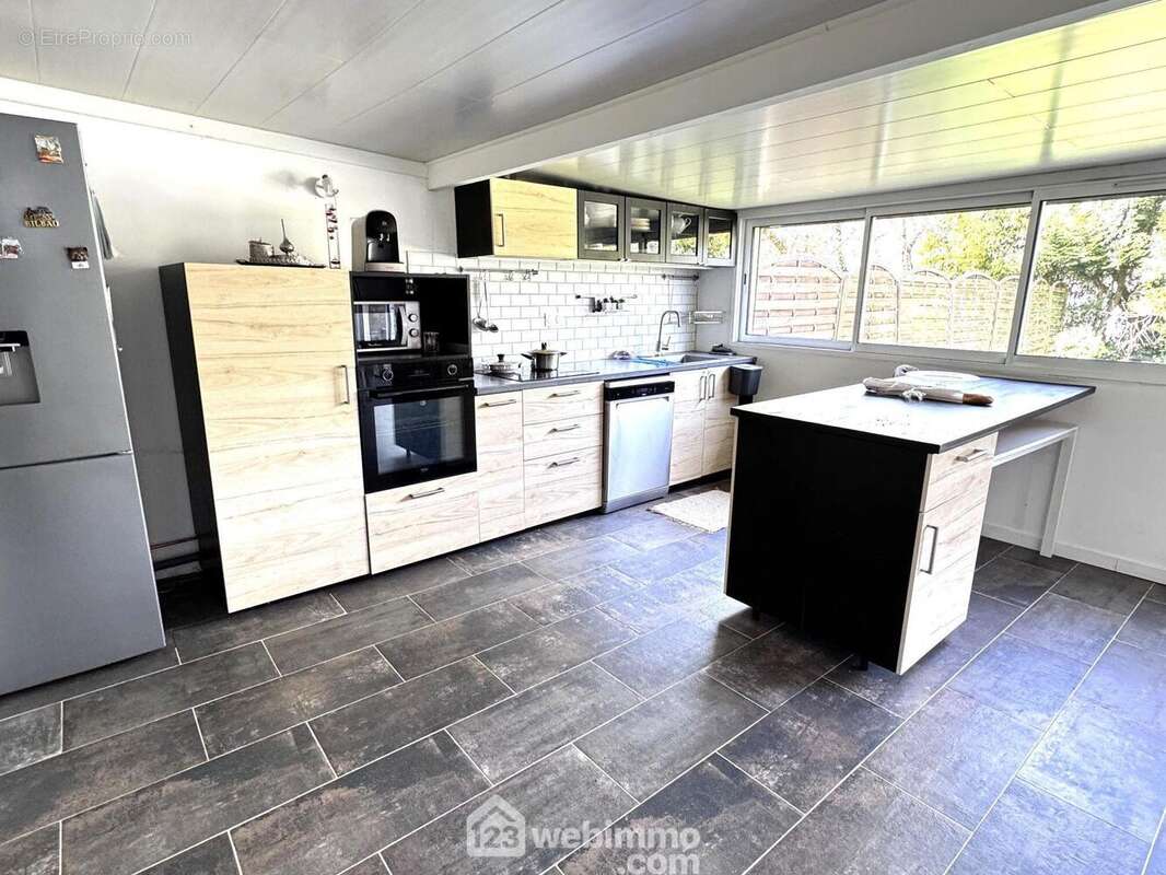 Passons à l'extension, on y trouve la cuisine ouverte