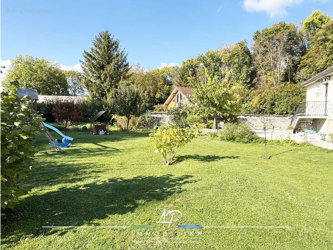 Terrain à SAINT-JULIEN