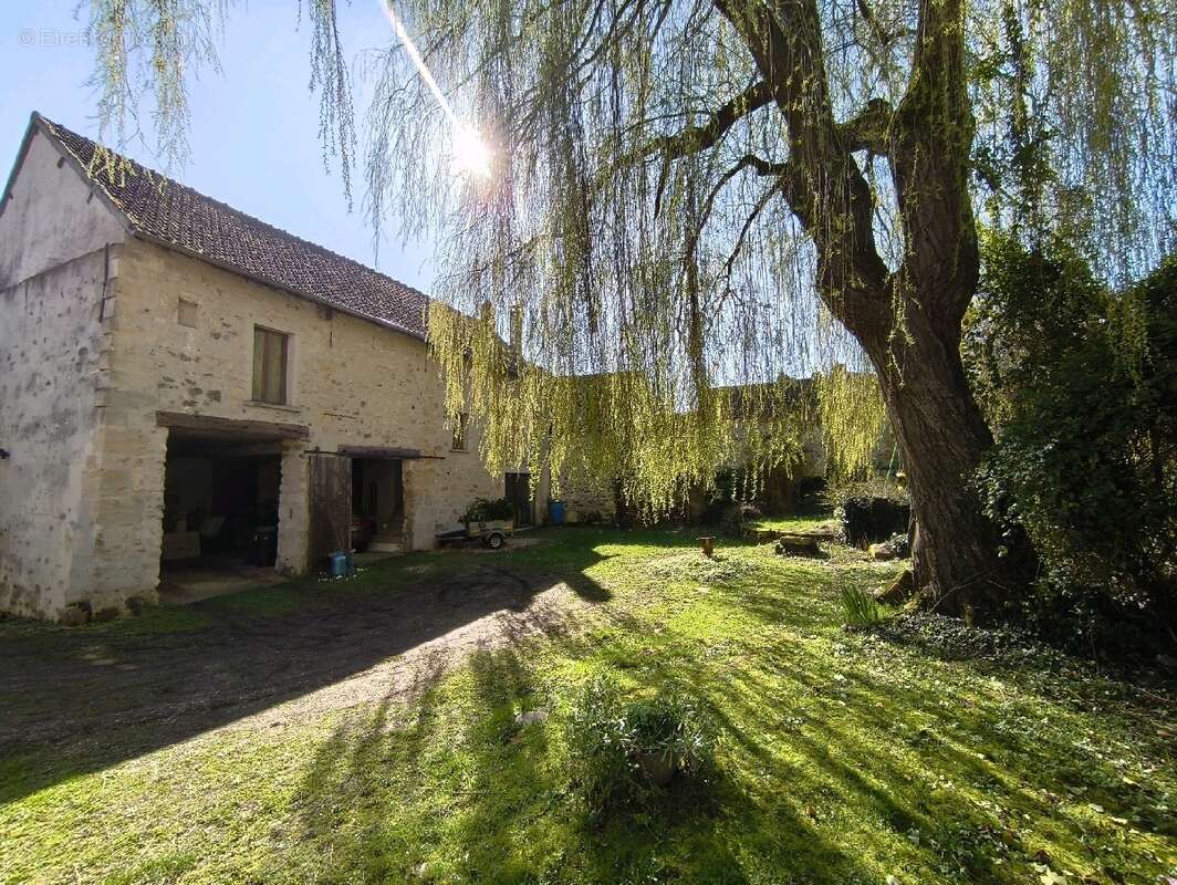 Maison à VALLANGOUJARD
