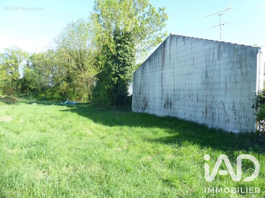 Terrain 1394 m² à Le Vanneau-Irleau  - photo 2
