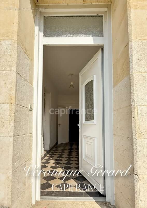 Maison à PETIT-PALAIS-ET-CORNEMPS