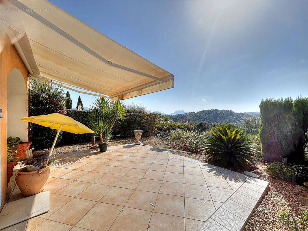 Villa néo-provençale à vendre à Saint-Raphaël avec piscine et vue dégagée - photo 2