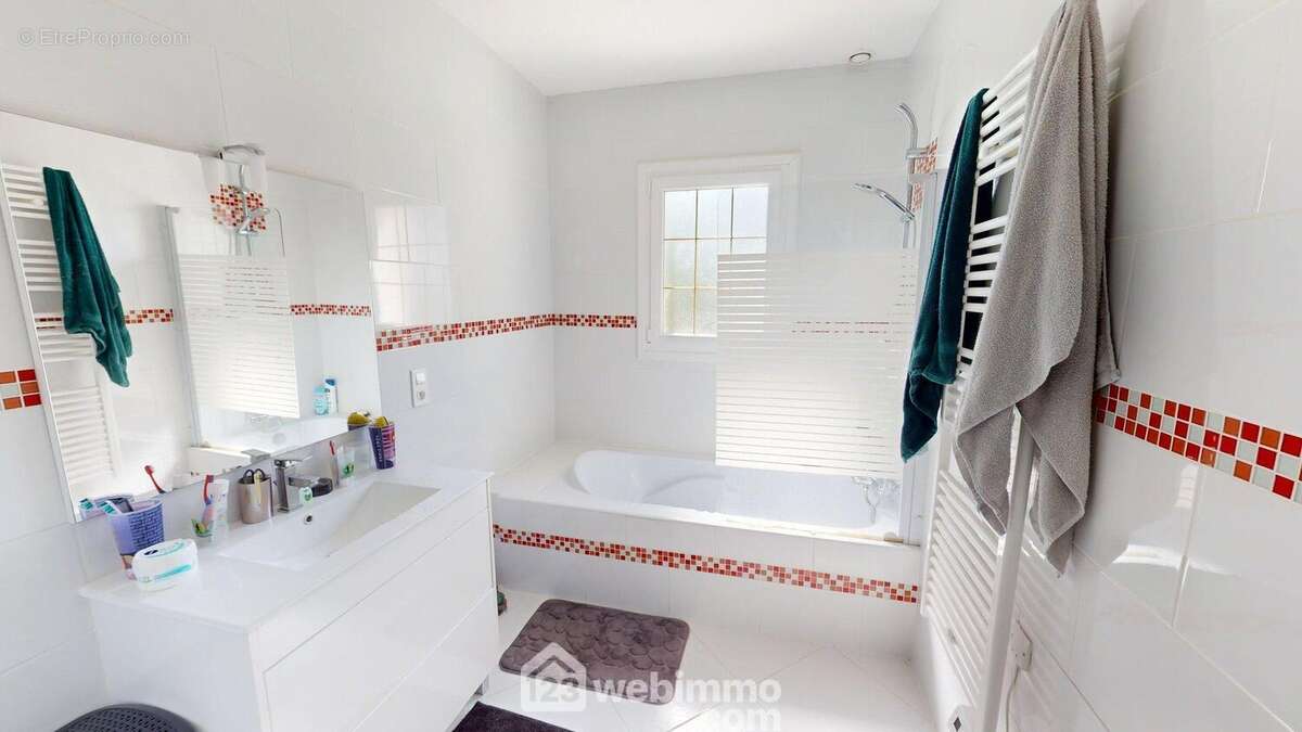 Salle d'eau avec baignoire et placard au rez de chaussée - Maison à TALMONT-SAINT-HILAIRE