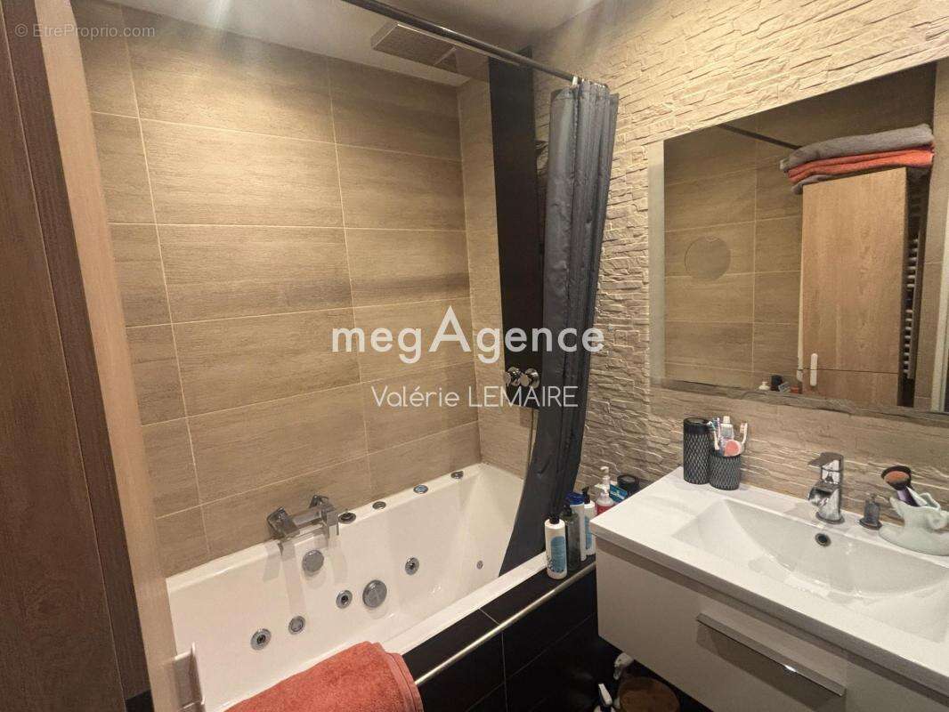 Appartement à MANDRES-LES-ROSES