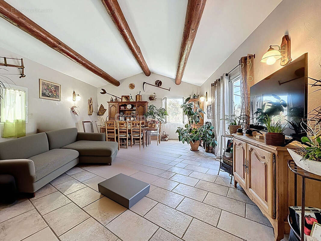 Maison à FONTVIEILLE