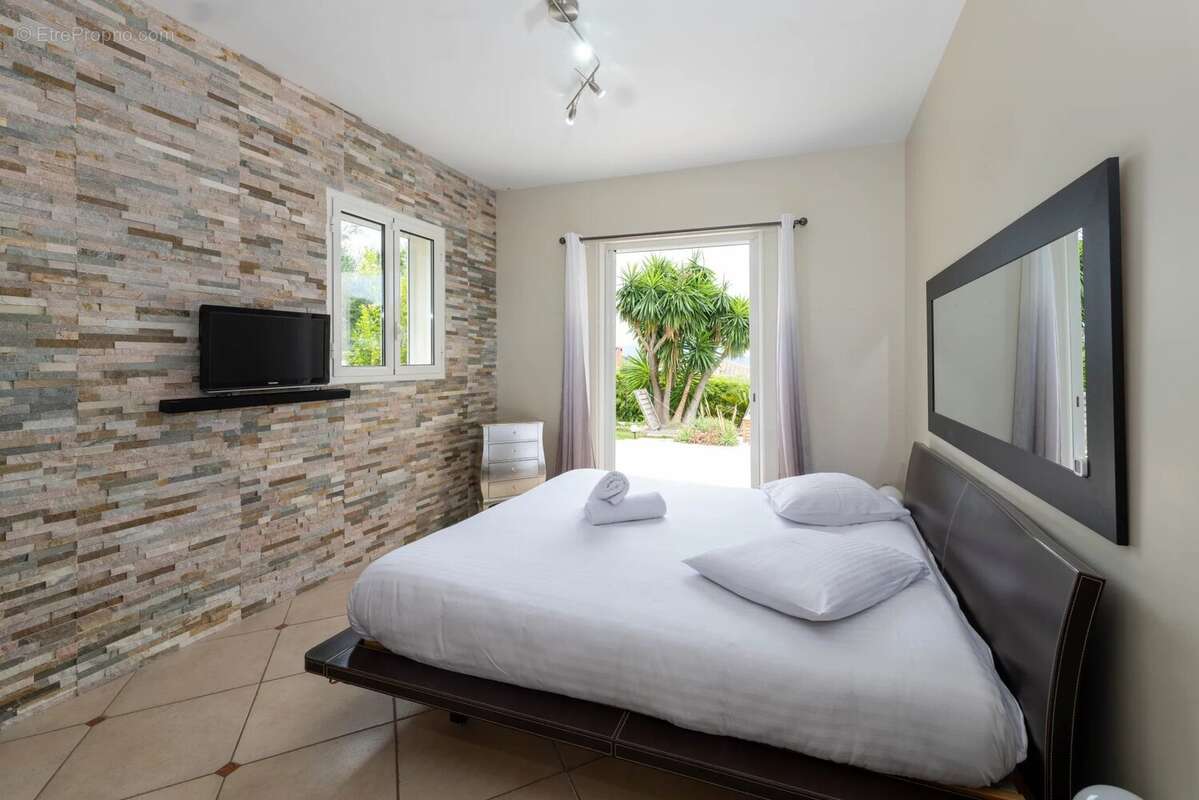 Falicon - Villa 7 pièces avec piscine chauffée, jardin 1350m², garage - photo 14
