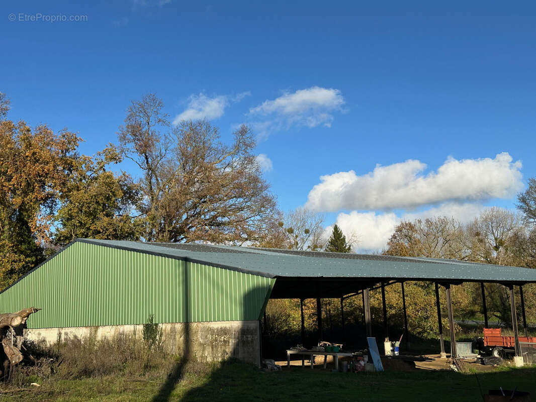 Parking à SAINT-LORMEL