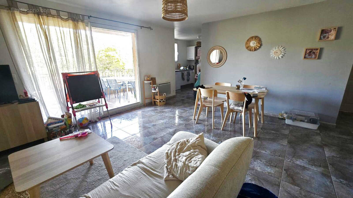 Appartement à SOLLIES-TOUCAS