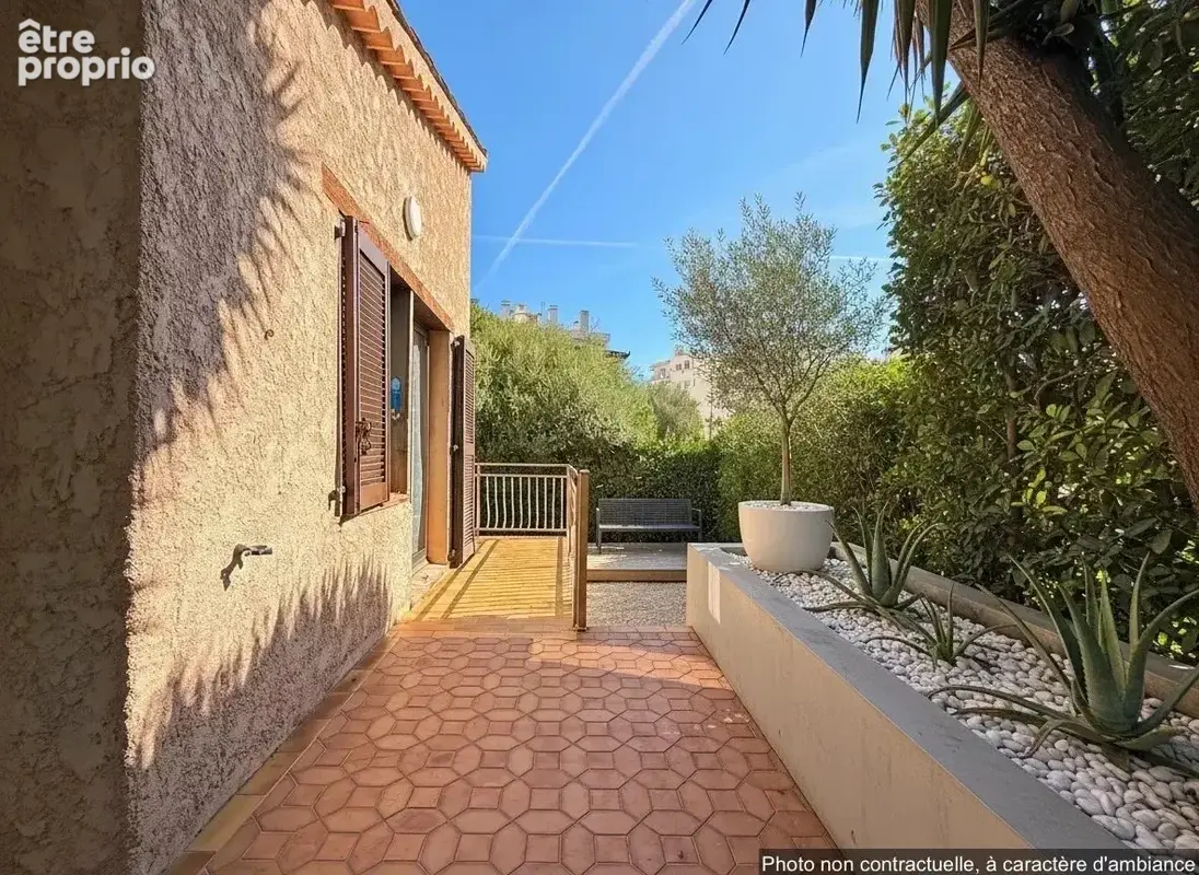 Villa à vendre  Début du Cap d'Antibes  Emplacement exceptionnel à deux pas des plages - photo 16