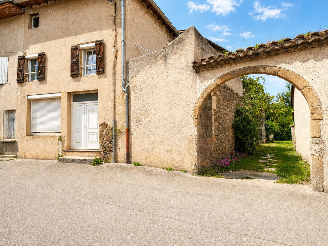 Maison en pierres rénovée, élevée sur dépendances à Saint Pierre de Boeuf - 3 chambres + 160 m2 de jardin - photo 9