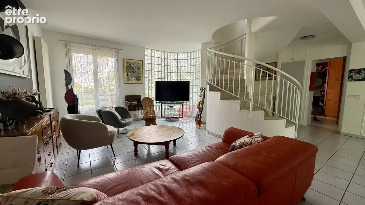 Maison familiale de 162 m² à Gagny – Beaux volumes et grand terrain - photo 3