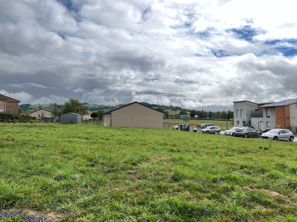 Terrain 579 m² à Naucelles  - photo 3