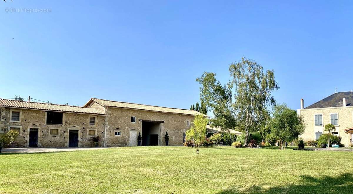 Demeure de caractère XVIIe siècle 218 m² + 400 m² de dépendances , Saint-Maixent-l'École - photo 3