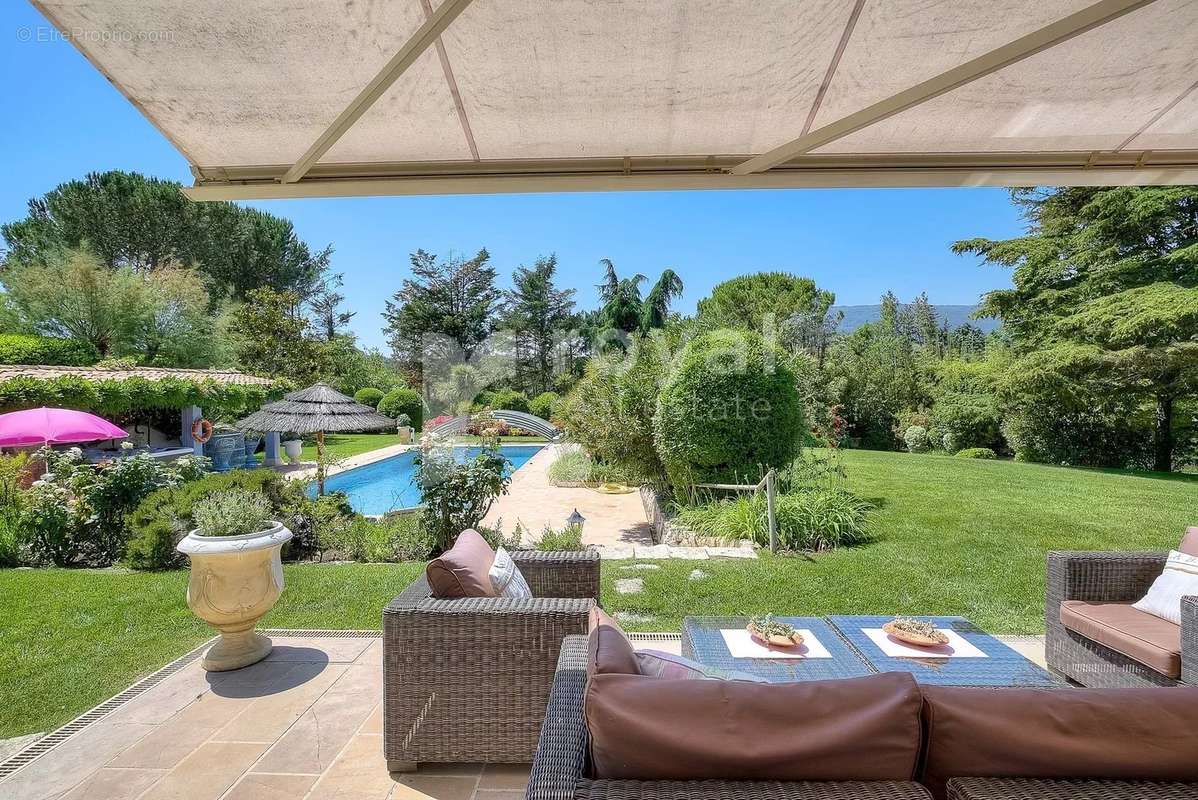 Maison à CHATEAUNEUF-GRASSE