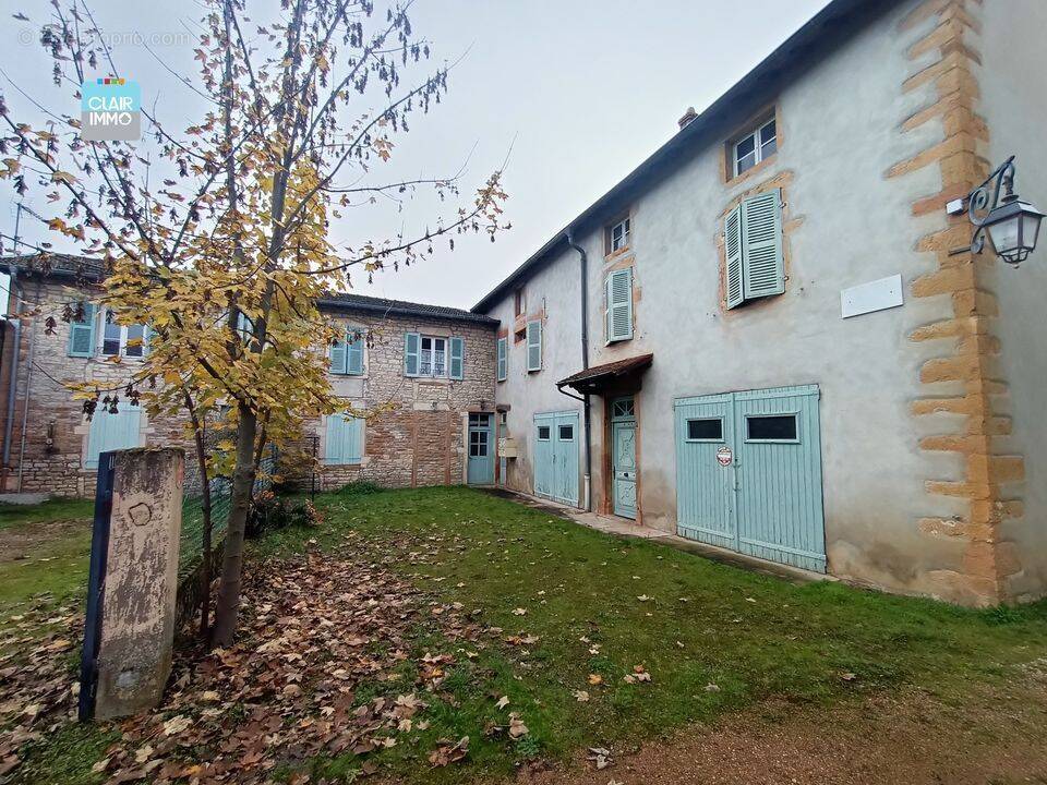 A AZE PROCHE MACON EN BOURGOGNE ENSEMBLE IMMOBILIER 6 PIECES DE - Maison à AZE