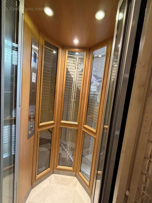 PARIS 6ᵉ – RUE DE RENNES – Un petit appartement qui a tout d'un grand ! - photo 6