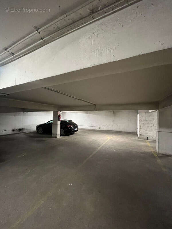 Parking à PARIS-7E
