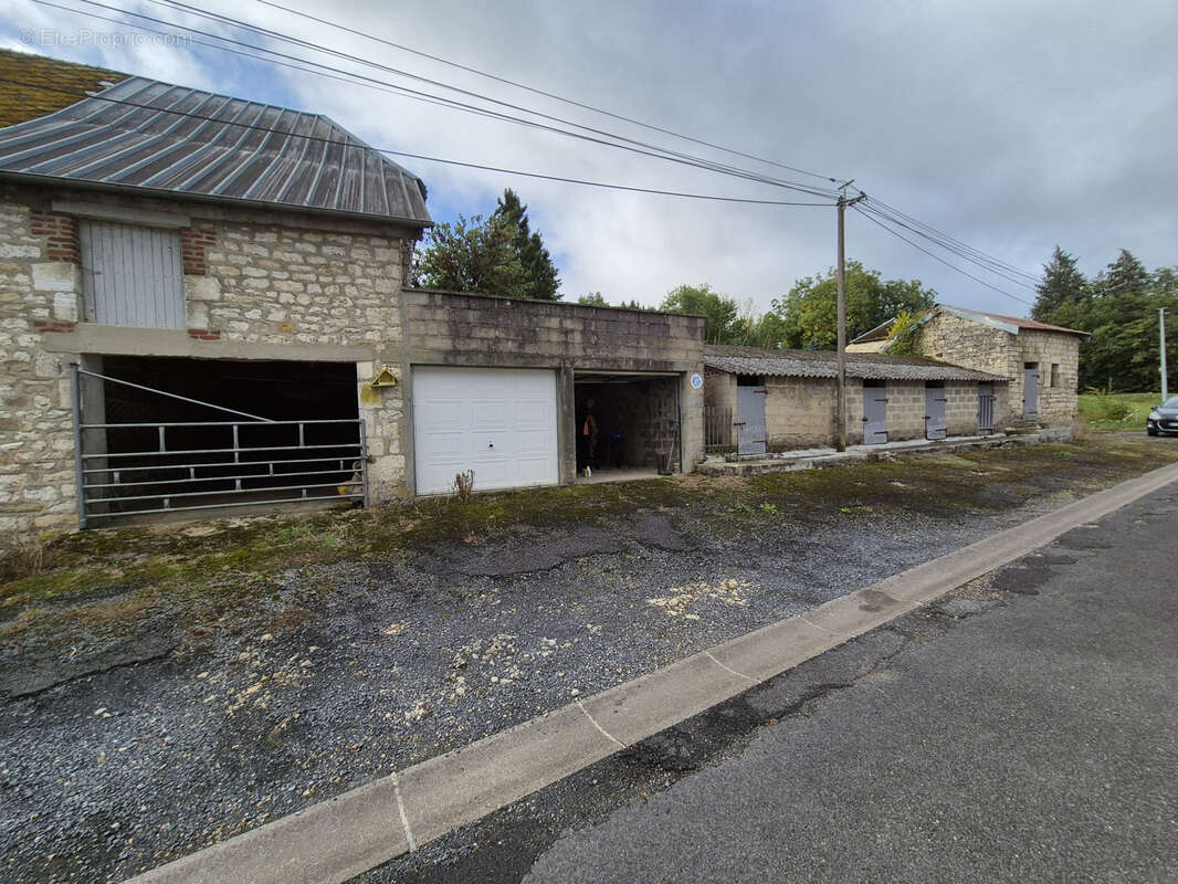 Forte baisse de prix ! corps de ferme avec maison et dépendances - photo 14