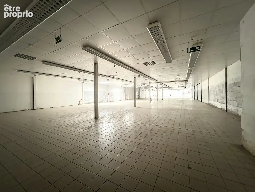 Roquebrune sur Argens En zone artisanale et commerciale, avec double visibilié, 1424 m2 sur deux niveaux : - photo 3