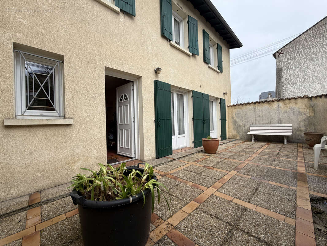 Maison à LA ROCHE-CHALAIS