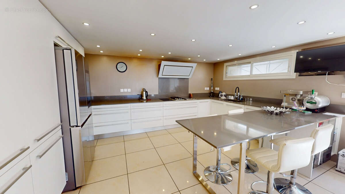 Maison 208 m² avec piscine, jacuzzi, et dépendance - photo 12