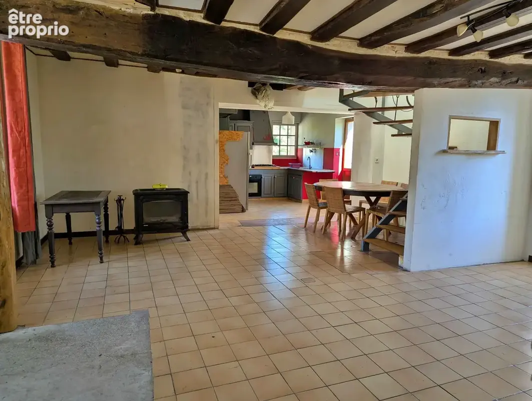 pièce à vivre ouverte sur la cuisine en Puisaye