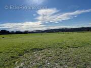 Terrain à NEUVICQ-LE-CHATEAU