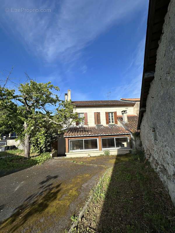 Maison à LA ROCHE-CHALAIS