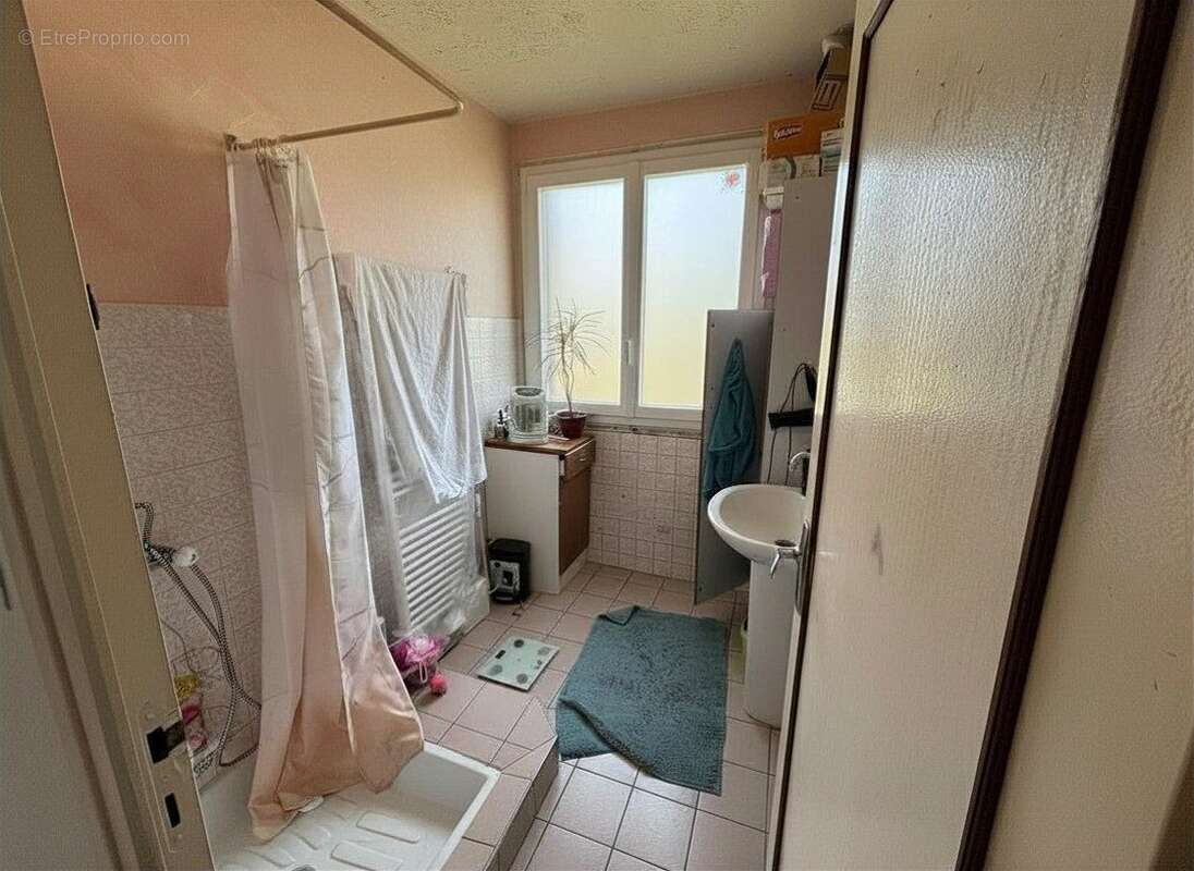 Salle d'eau - Maison à LANOBRE