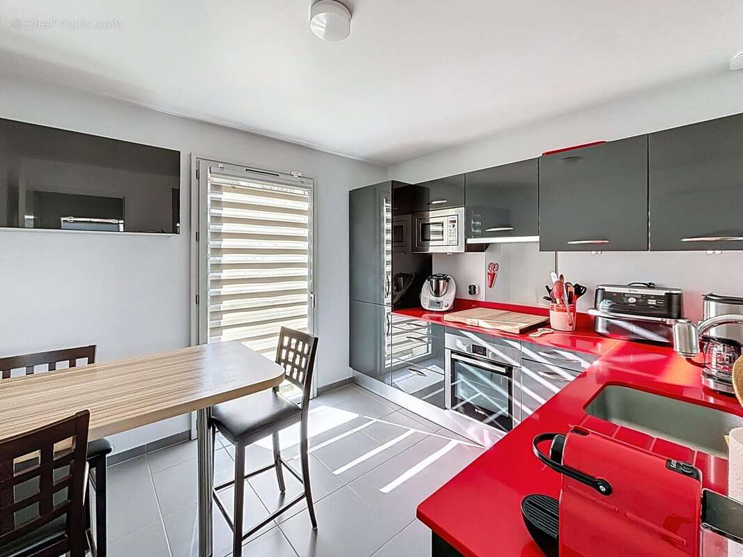 Cuisine moderne équipée - Maison à LES LOGES-EN-JOSAS