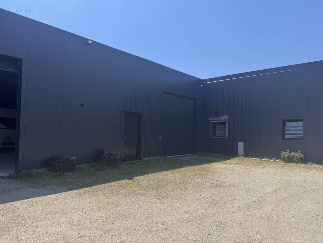 Commerce 172 m² à Ambon  - photo 1